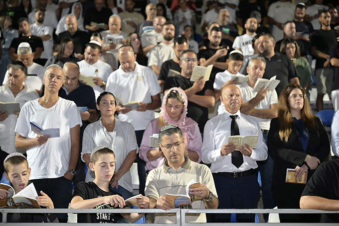 עפולה: מאות תושבים באירוע סליחות באצטדיון הכדורגל העירוני
